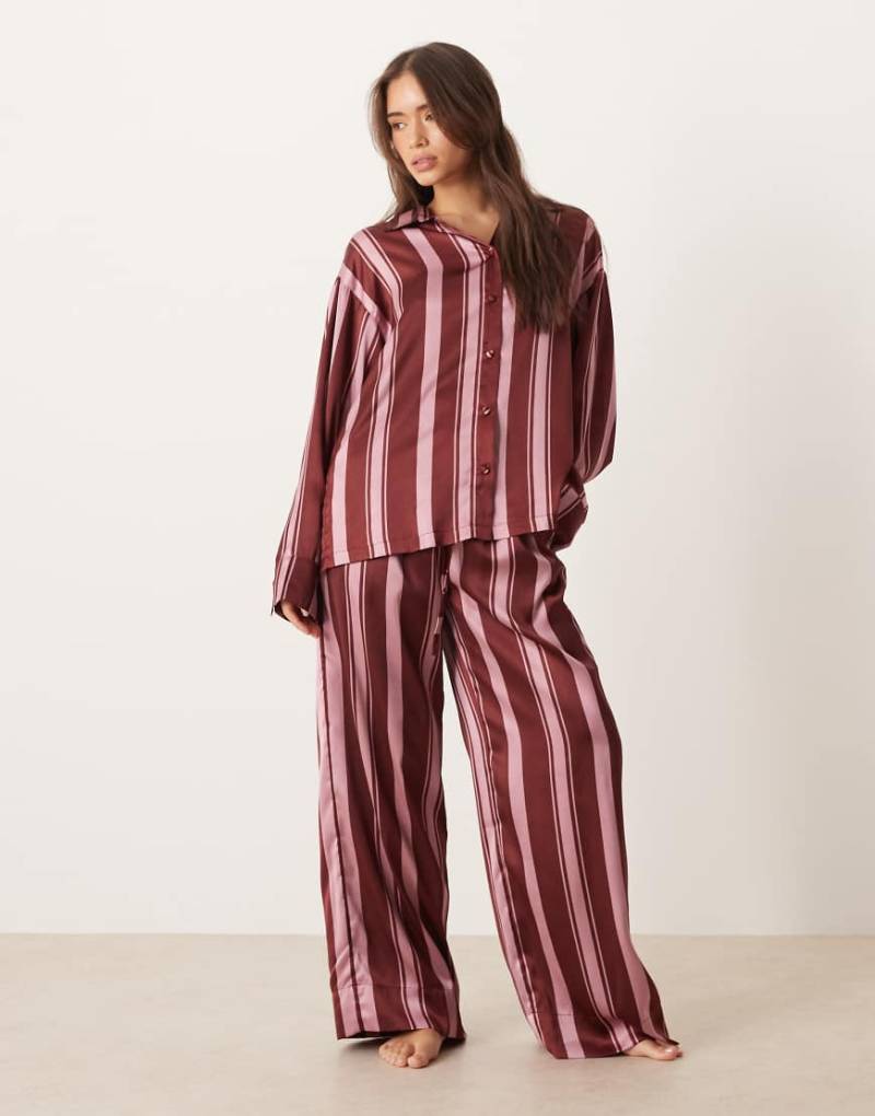ASOS DESIGN - Oversize-Pyjama in Burgunderrot mit Hemd und Hose aus Satin mit Streifen-Bunt von ASOS DESIGN