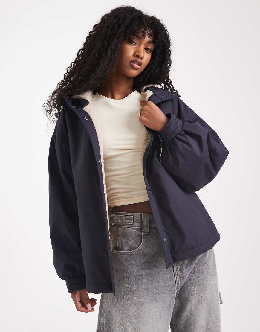ASOS DESIGN - Oversize-Regenmantel in Marineblau mit Fleecefutter-Grün von ASOS DESIGN