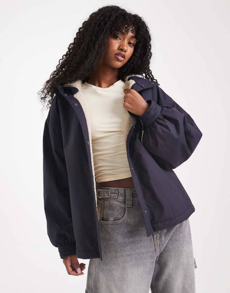 ASOS DESIGN - Oversize-Regenmantel in Marineblau mit Fleecefutter-Grün von ASOS DESIGN