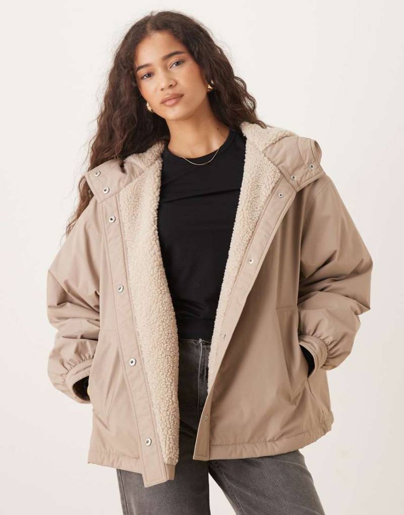 ASOS DESIGN - Oversize-Regenmantel in Marshmellow mit Fleecefutter-Schwarz von ASOS DESIGN