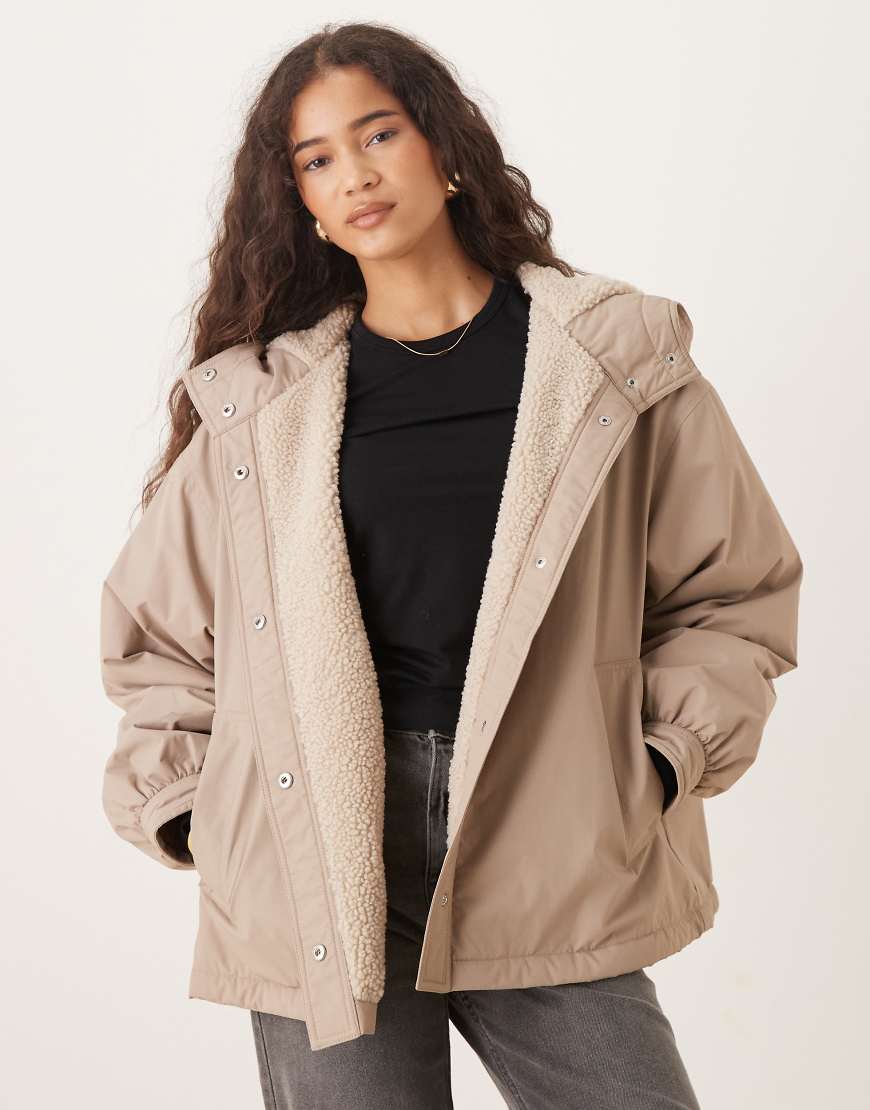 ASOS DESIGN - Oversize-Regenmantel in Marshmellow mit Fleecefutter-Schwarz von ASOS DESIGN