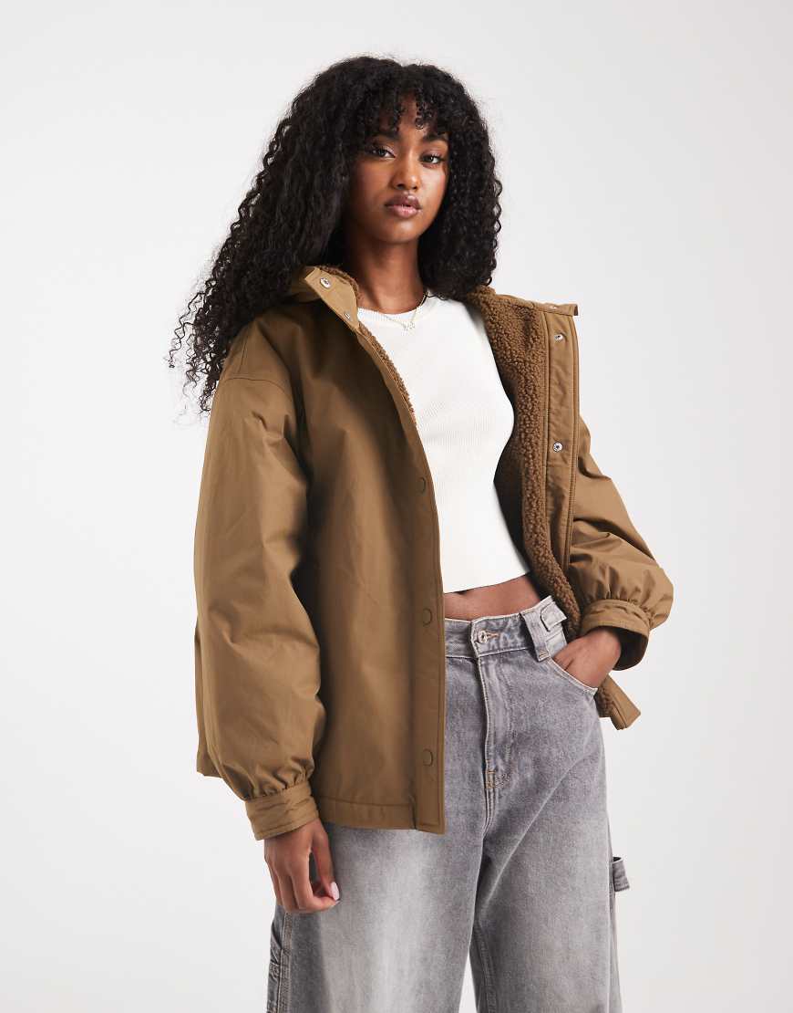 ASOS DESIGN - Oversize-Regenmantel in Olivgrün mit Fleecefutter-Braun ASOS DESIGN - Oversize-Regenmantel in Olivgrün mit Fleecefutter-Braun von ASOS DESIGN