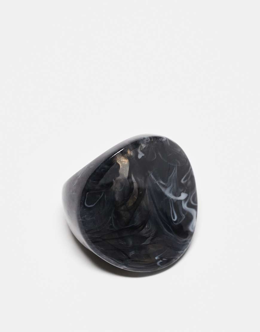 ASOS DESIGN - Oversize-Ring aus Kunstharz in verwaschenem Schwarz-Grün von ASOS DESIGN