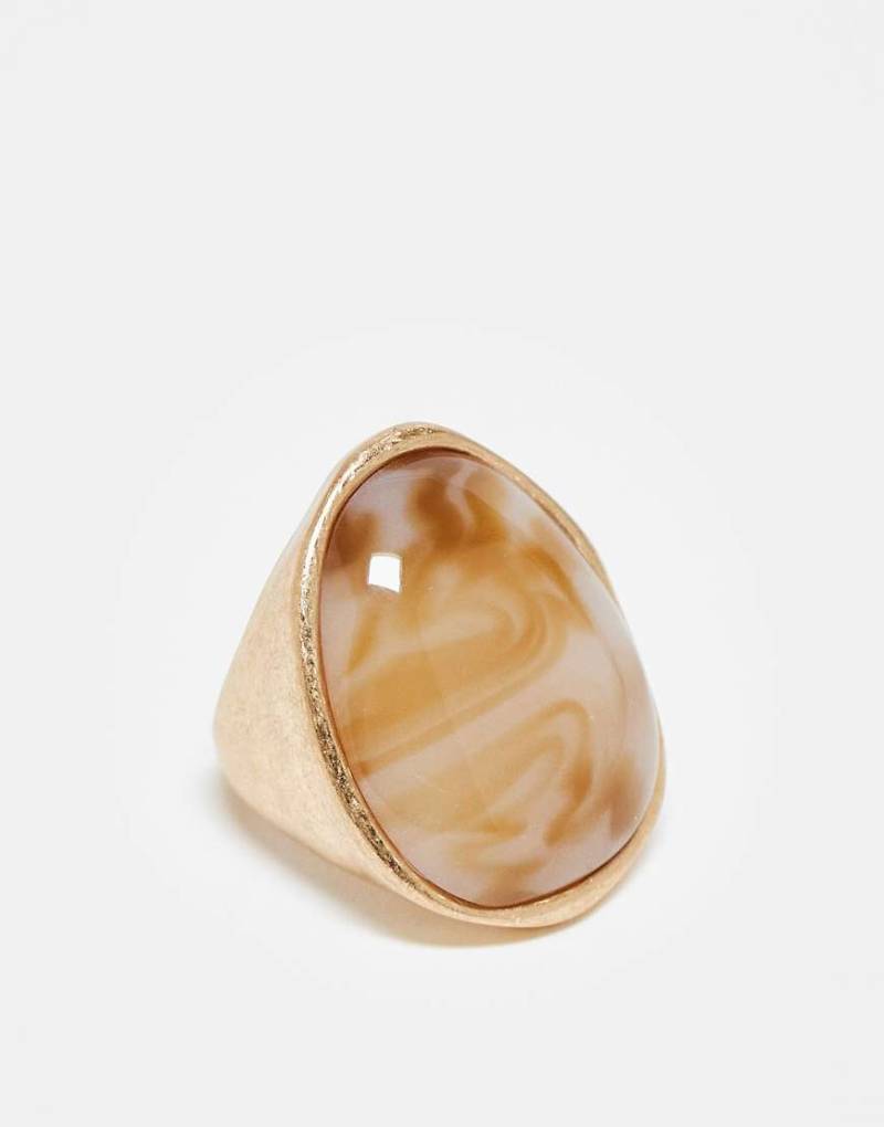 ASOS DESIGN - Oversize-Ring im abgetragenem Goldton mit marmoriertem Kunstharzstein-Goldfarben von ASOS DESIGN