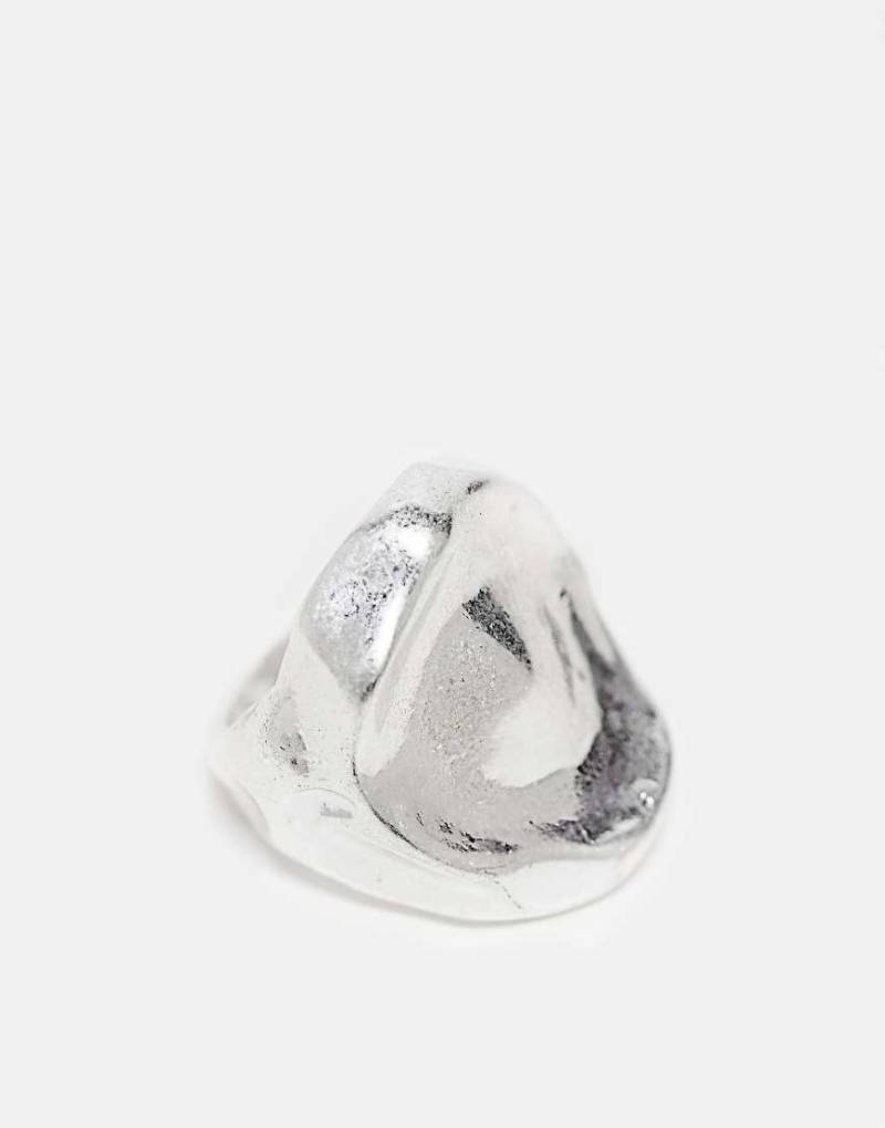 ASOS DESIGN - Oversize-Ring in Used-Silberoptik mit Detail in geschmolzenem Design von ASOS DESIGN