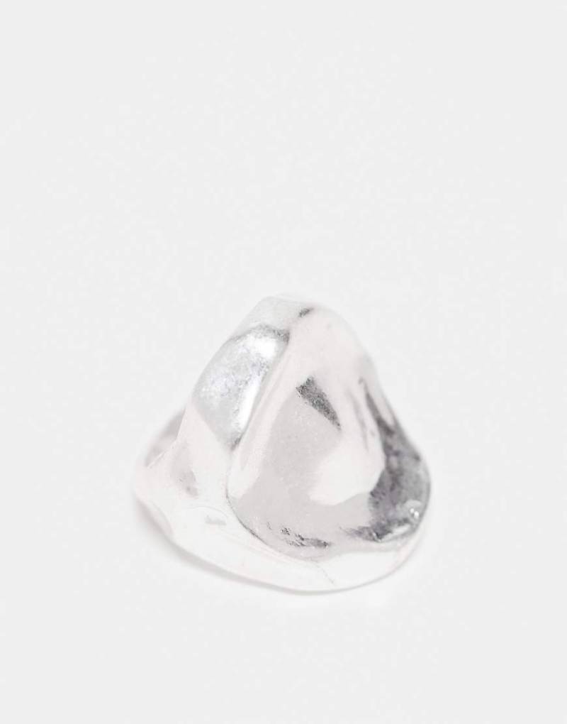 ASOS DESIGN - Oversize-Ring in Silber mit Detail in geschmolzener Optik von ASOS DESIGN