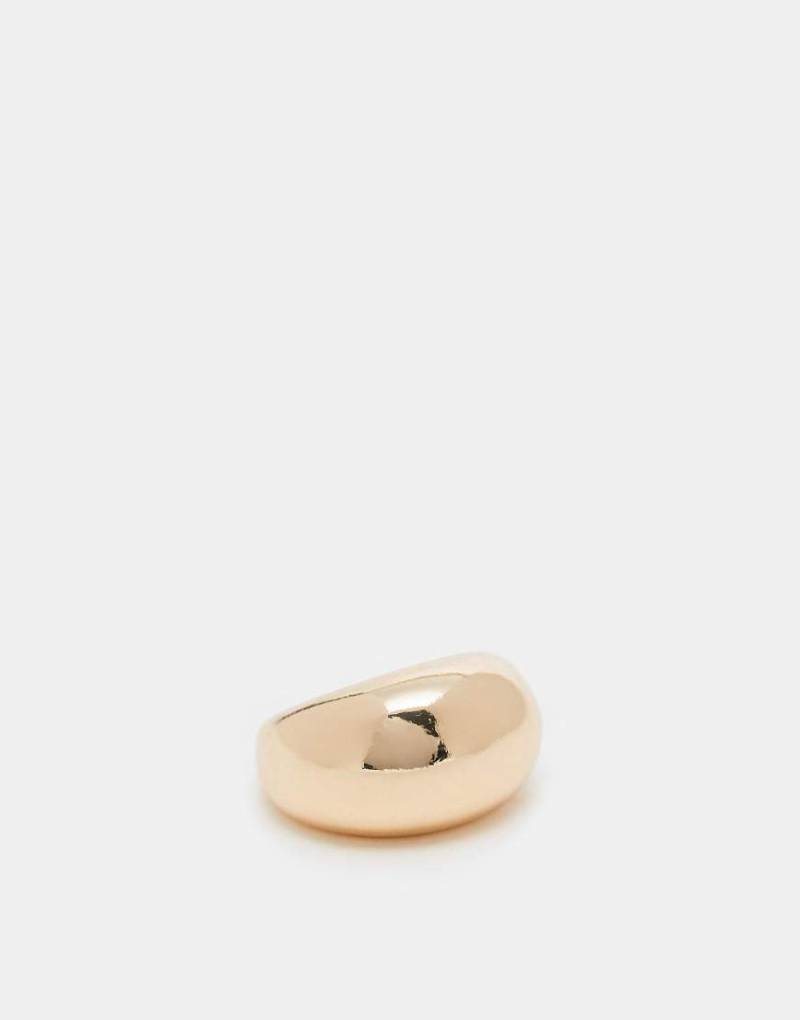 ASOS DESIGN - Oversize-Ring mit Blasen-Design in Goldoptik-Goldfarben von ASOS DESIGN