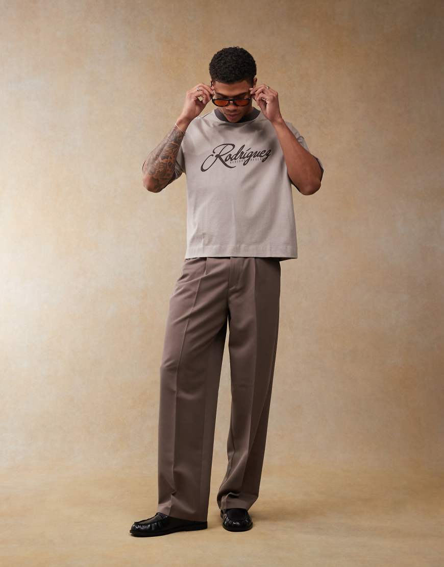 ASOS DESIGN - Oversize-Ringer-T-Shirt in Braun mit Text-Grafik und kastigem Schnitt ASOS DESIGN - Oversize-Ringer-T-Shirt in Braun mit Text-Grafik und kastigem Schnitt von ASOS DESIGN
