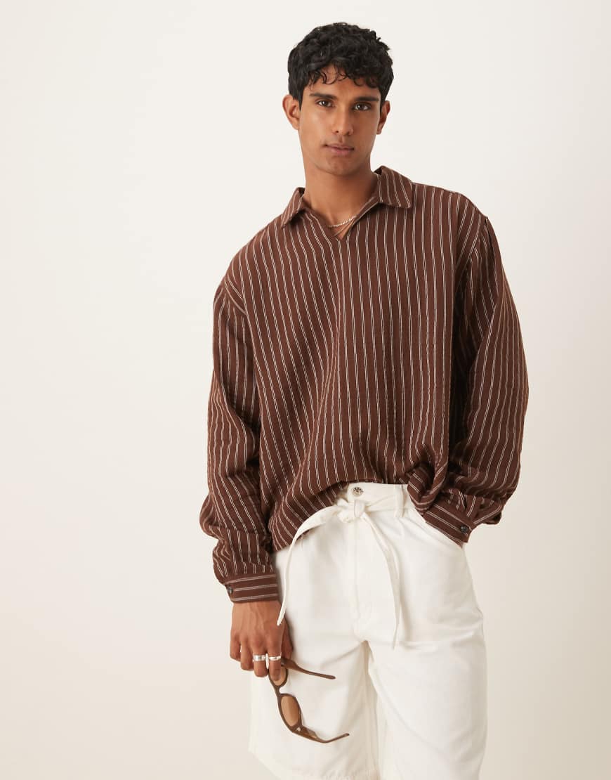 ASOS DESIGN - Oversize-Schlupfhemd in Braun gestreift ASOS DESIGN - Oversize-Schlupfhemd in Braun gestreift von ASOS DESIGN