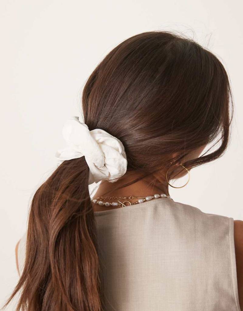 ASOS DESIGN - Oversize-Scrunchie-Haargummi in Weiß mit Organza-Detail von ASOS DESIGN