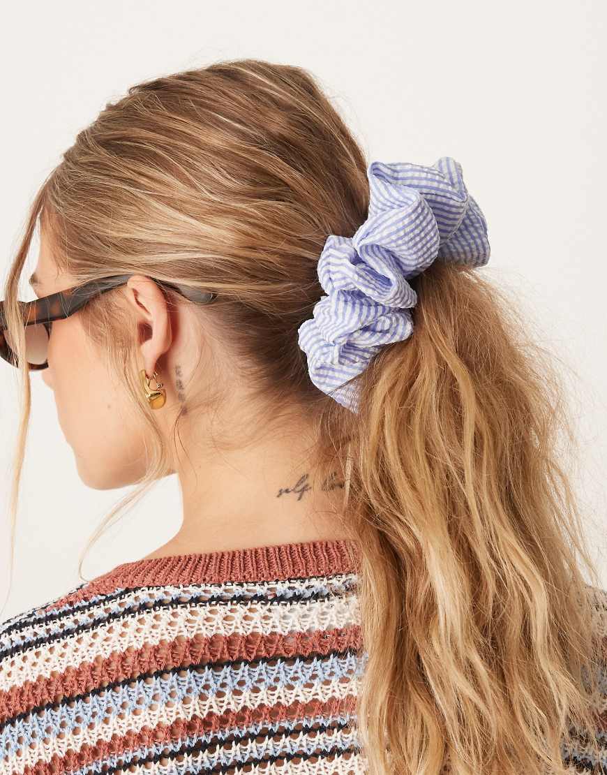 ASOS DESIGN - Oversize-Scrunchie in Blau gestreift ASOS DESIGN - Oversize-Scrunchie in Blau gestreift von ASOS DESIGN