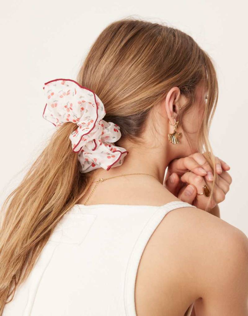 ASOS DESIGN - Oversize-Scrunchie mit roter Einfassung und Kirschenmuster von ASOS DESIGN