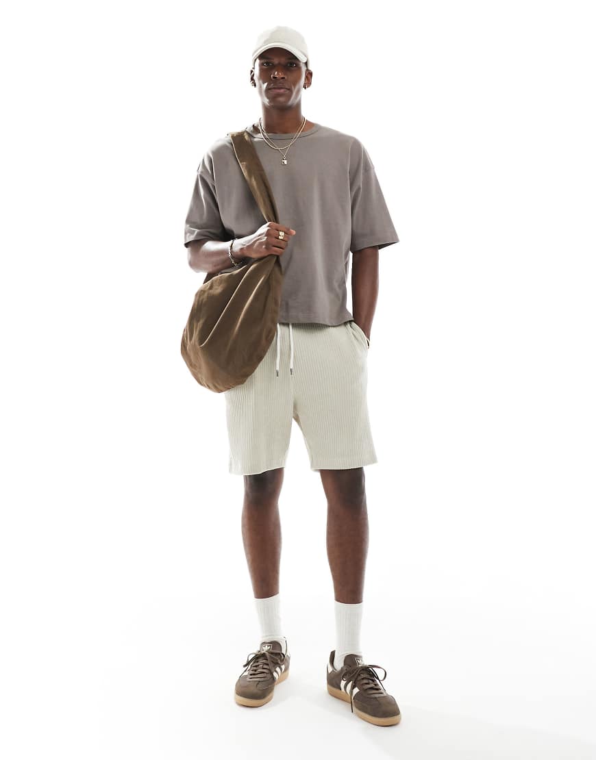 ASOS DESIGN - Oversize-Shorts aus geripptem Velours in Beige-Neutral ASOS DESIGN - Oversize-Shorts aus geripptem Velours in Beige-Neutral von ASOS DESIGN