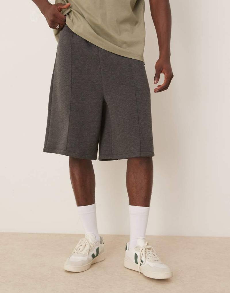 ASOS DESIGN - Oversize-Shorts in Anthrazit meliert mit Neopren-Optik-Grau von ASOS DESIGN
