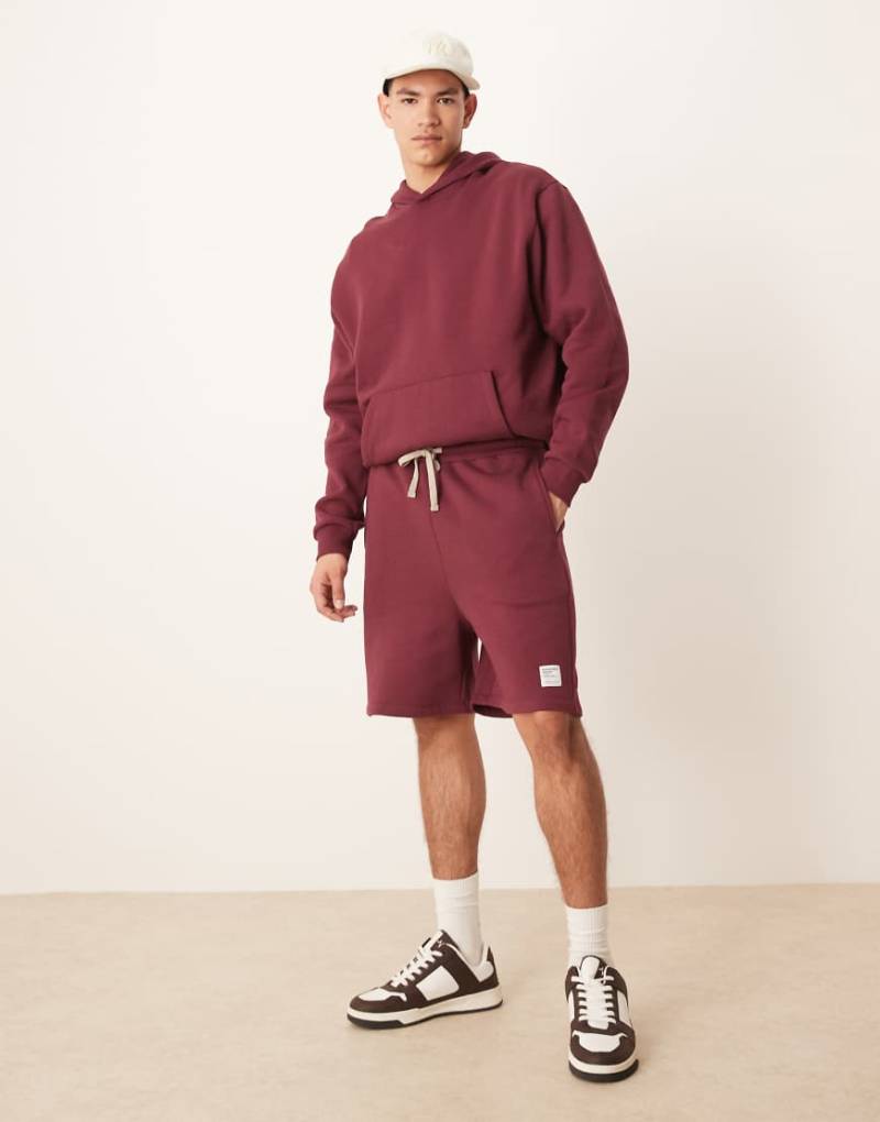 ASOS DESIGN - Oversize-Shorts in Burgunderrot gewebtem Badge, Kombiteil von ASOS DESIGN