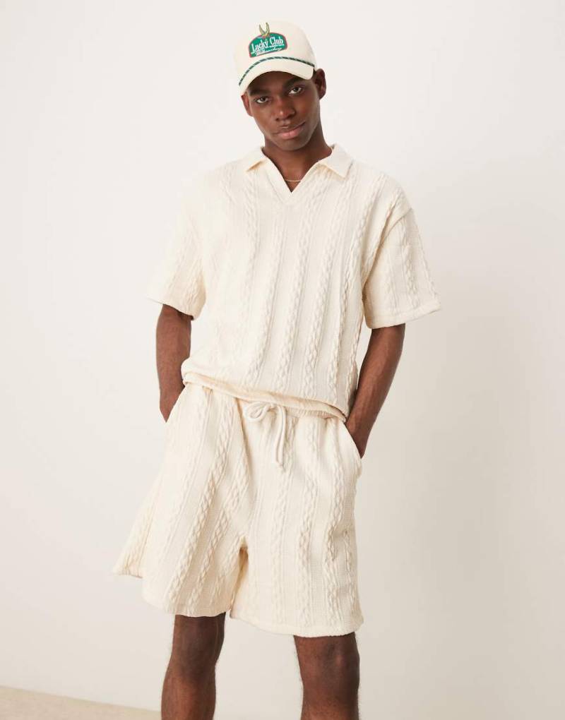 ASOS DESIGN - Oversize-Shorts in Creme mit Zopfmuster-Neutral von ASOS DESIGN