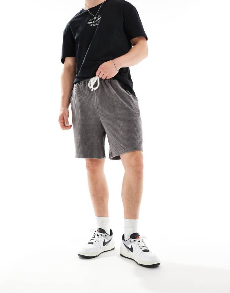 ASOS DESIGN - Oversize-Shorts in Grau aus geripptem Velours von ASOS DESIGN