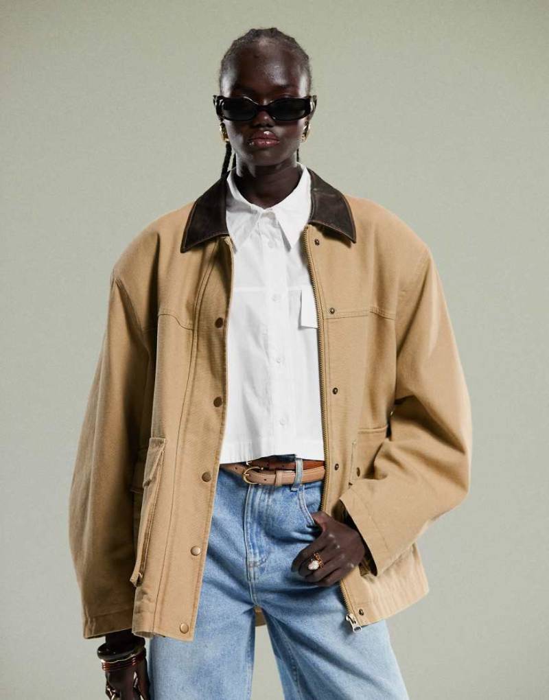 ASOS DESIGN - Oversize-Stalljacke in Steinbraun mit Kragen in Lederoptik von ASOS DESIGN