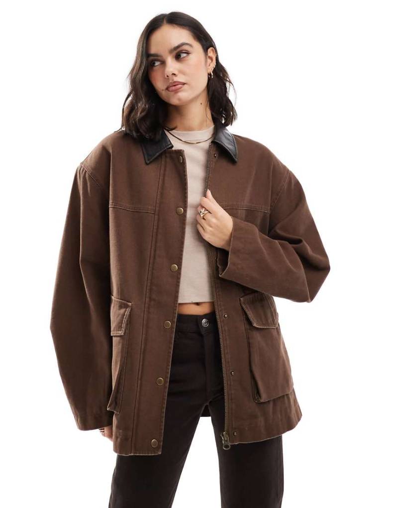 ASOS DESIGN - Oversize-Jacke in verwaschenem Pilzbraun mit Kragen in Lederoptik-Neutral von ASOS DESIGN