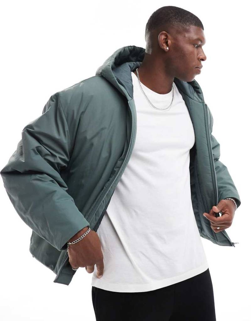 ASOS DESIGN - Oversize-Steppjacke in Grün mit Kapuze von ASOS DESIGN
