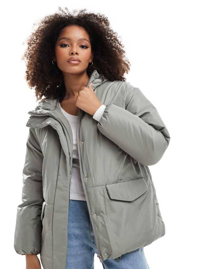 ASOS DESIGN - Oversize-Steppjacke in Salbeigrün mit Kapuze-Weiß von ASOS DESIGN