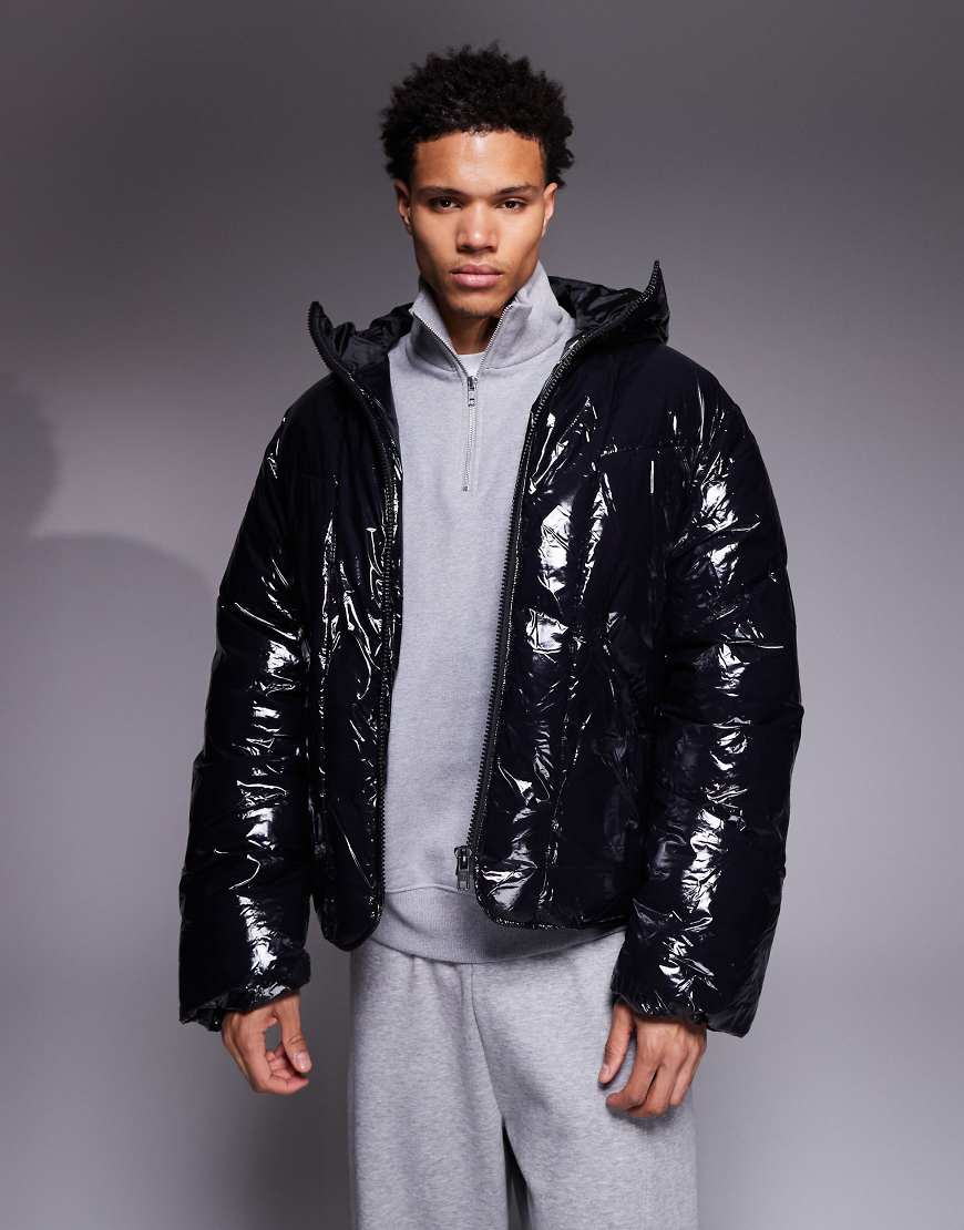 ASOS DESIGN - Oversize-Steppjacke in Schwarz mit Hochglanzoptik von ASOS DESIGN
