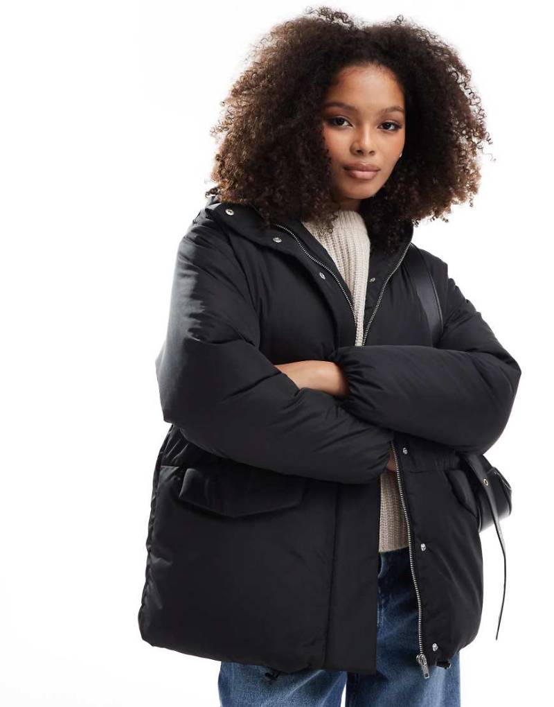 ASOS DESIGN - Oversize-Steppjacke in Schwarz mit Kapuze von ASOS DESIGN