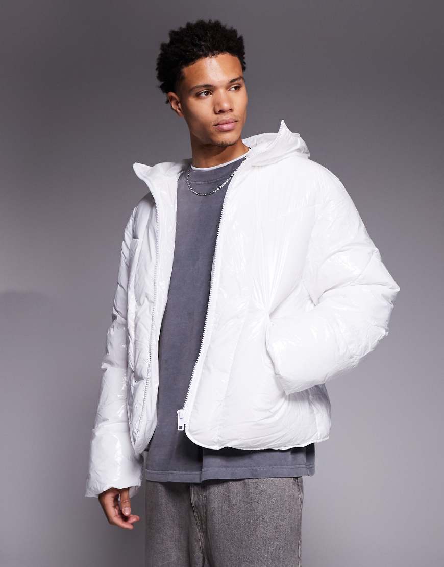 ASOS DESIGN - Oversize-Steppjacke in hochglänzendem Weiß von ASOS DESIGN