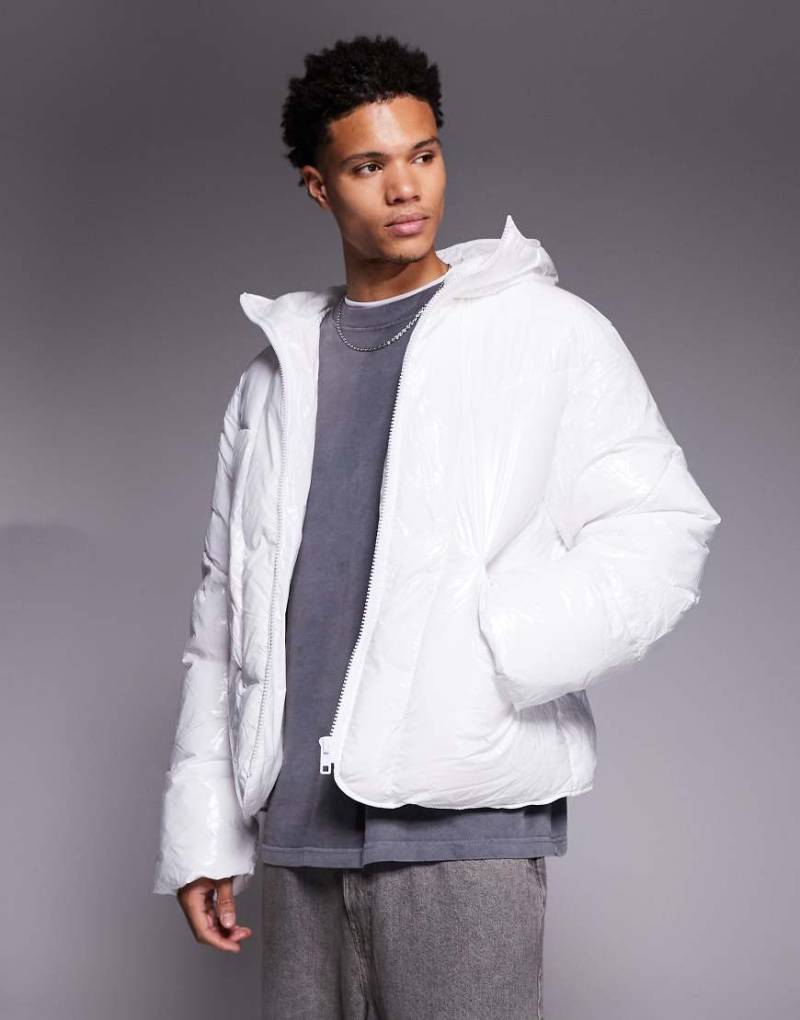 ASOS DESIGN - Oversize-Steppjacke in hochglänzendem Weiß von ASOS DESIGN