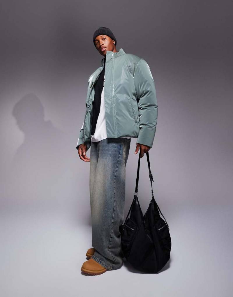 ASOS DESIGN - Oversize-Steppjacke mit Metallic-Optik-Grün von ASOS DESIGN