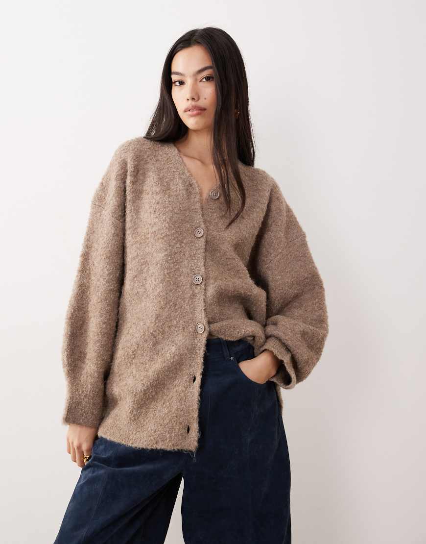 ASOS DESIGN - Oversize-Strickjacke aus Bouclé in Pilzbraun mit Boyfriend-Passform und hohem V-Ausschnitt-Neutral von ASOS DESIGN