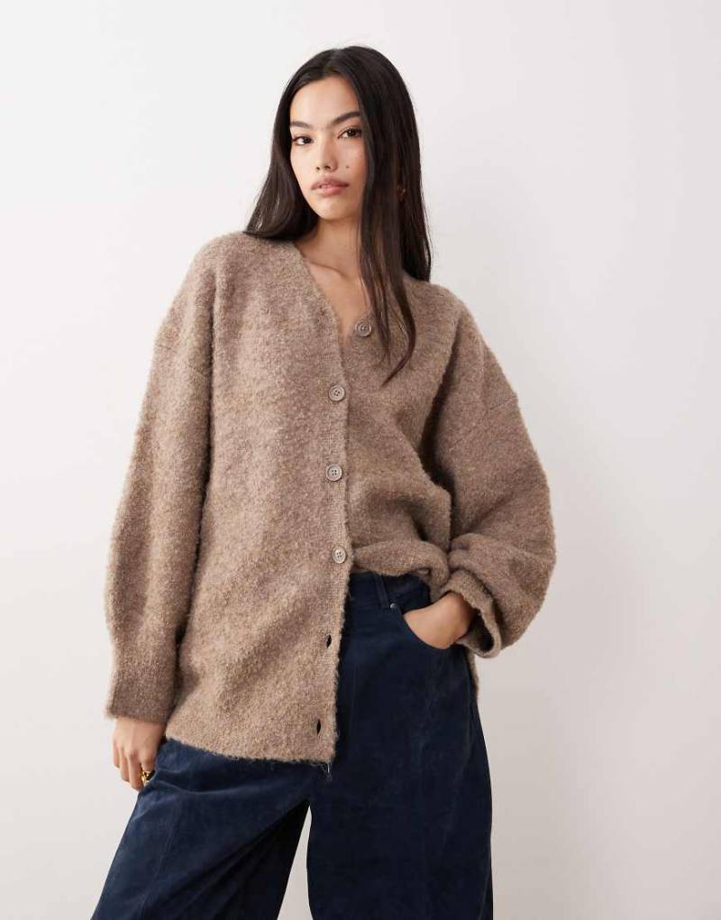 ASOS DESIGN - Oversize-Strickjacke aus Bouclé in Pilzbraun mit Boyfriend-Passform und hohem V-Ausschnitt-Neutral von ASOS DESIGN