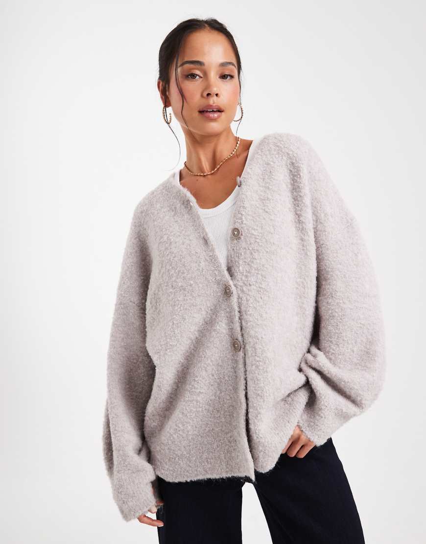 ASOS DESIGN - Oversize-Strickjacke aus Bouclé in Pilzbraun mit Boyfriend-Passform und hohem V-Ausschnitt-Weiß ASOS DESIGN - Oversize-Strickjacke aus Bouclé in Pilzbraun mit Boyfriend-Passform und hohem V-Ausschnitt-Weiß von ASOS DESIGN