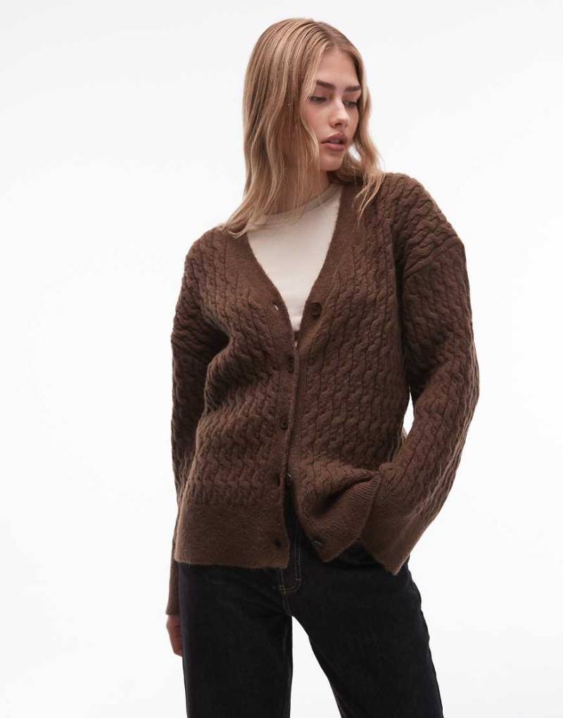 ASOS DESIGN - Oversize-Strickjacke aus Grobstrick in Schokobraun mit Zopfmuster-Brown von ASOS DESIGN