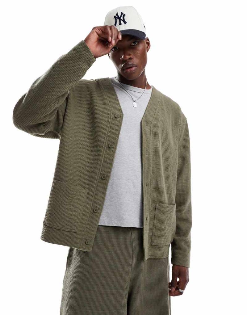 ASOS DESIGN - Oversize-Strickjacke aus Jersey in Khaki-Braun von ASOS DESIGN