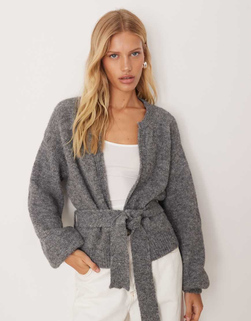 ASOS DESIGN - Oversize-Strickjacke in Anthrazit mit Bindegürtel und Wollanteil-Grau ASOS DESIGN - Oversize-Strickjacke in Anthrazit mit Bindegürtel und Wollanteil-Grau von ASOS DESIGN
