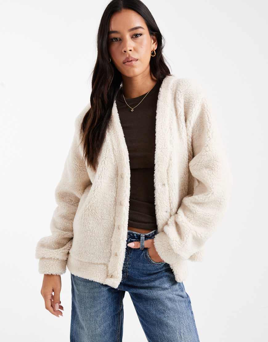 ASOS DESIGN - Oversize-Strickjacke im Longline-Stil aus Teddy-Fleece in Creme-Weiß von ASOS DESIGN