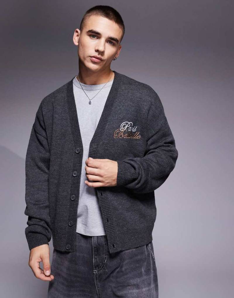 ASOS DESIGN - Oversize-Strickjacke in Anthrazit mit Aufnäherdetail und aufgesticktem Emblem-Grau von ASOS DESIGN