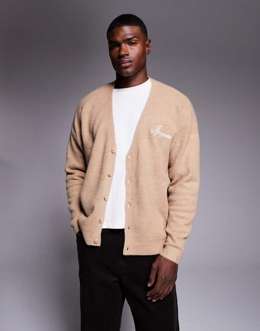 ASOS DESIGN - Oversize-Strickjacke in Beige mit V-Ausschnitt und „Ipegaso"-Stickerei auf der Brust-Neutral von ASOS DESIGN