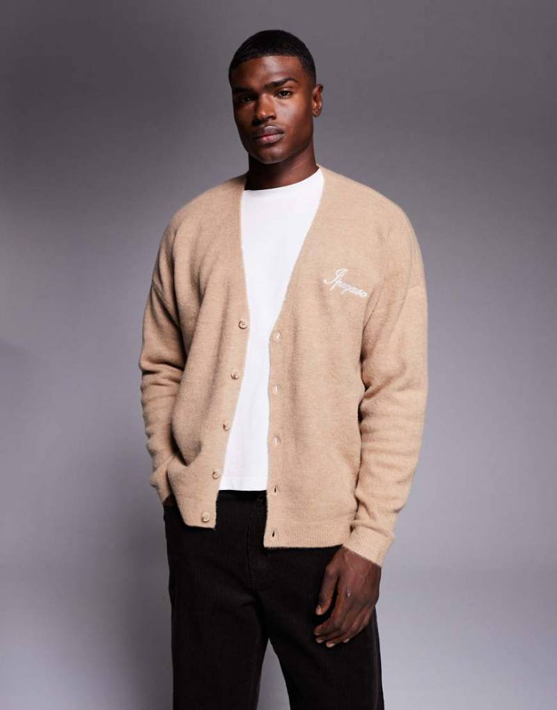 ASOS DESIGN - Oversize-Strickjacke in Beige mit V-Ausschnitt und „Ipegaso"-Stickerei auf der Brust-Neutral von ASOS DESIGN