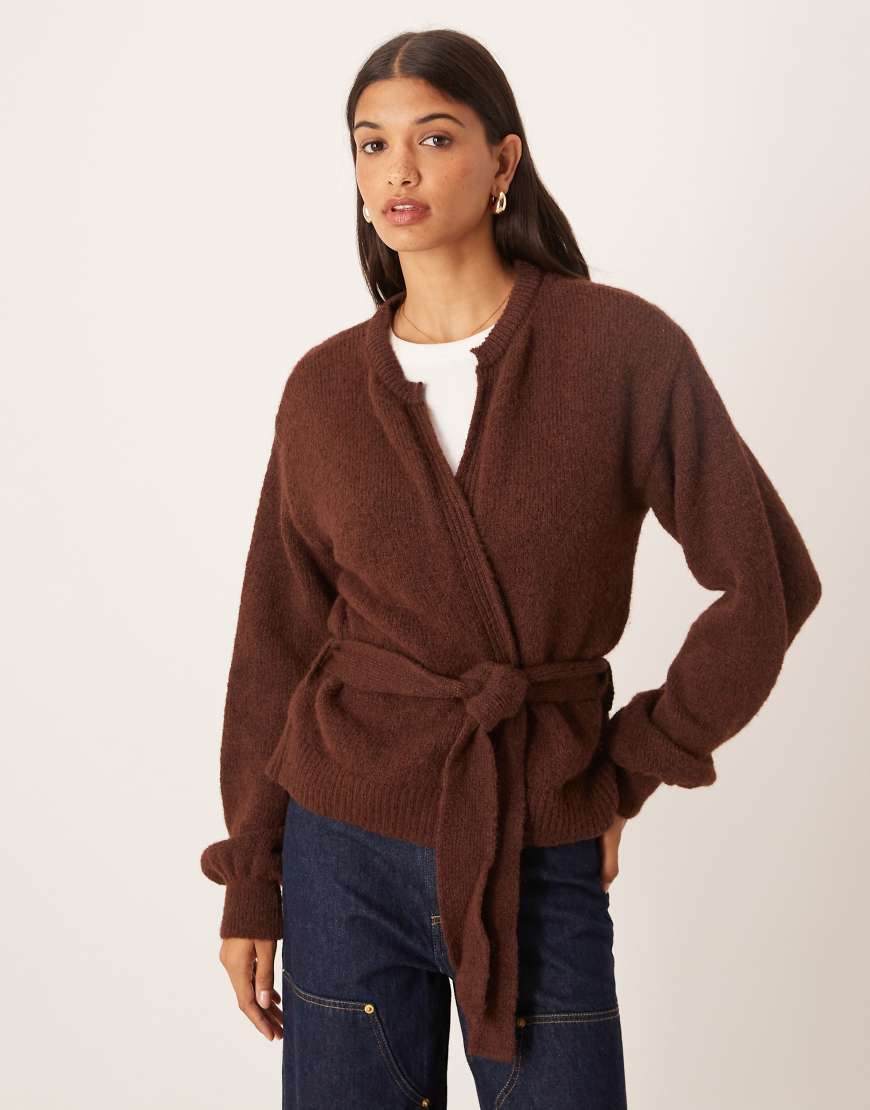 ASOS DESIGN - Oversize-Strickjacke in Braun mit Bindegürtel und Wollanteil-Brown von ASOS DESIGN