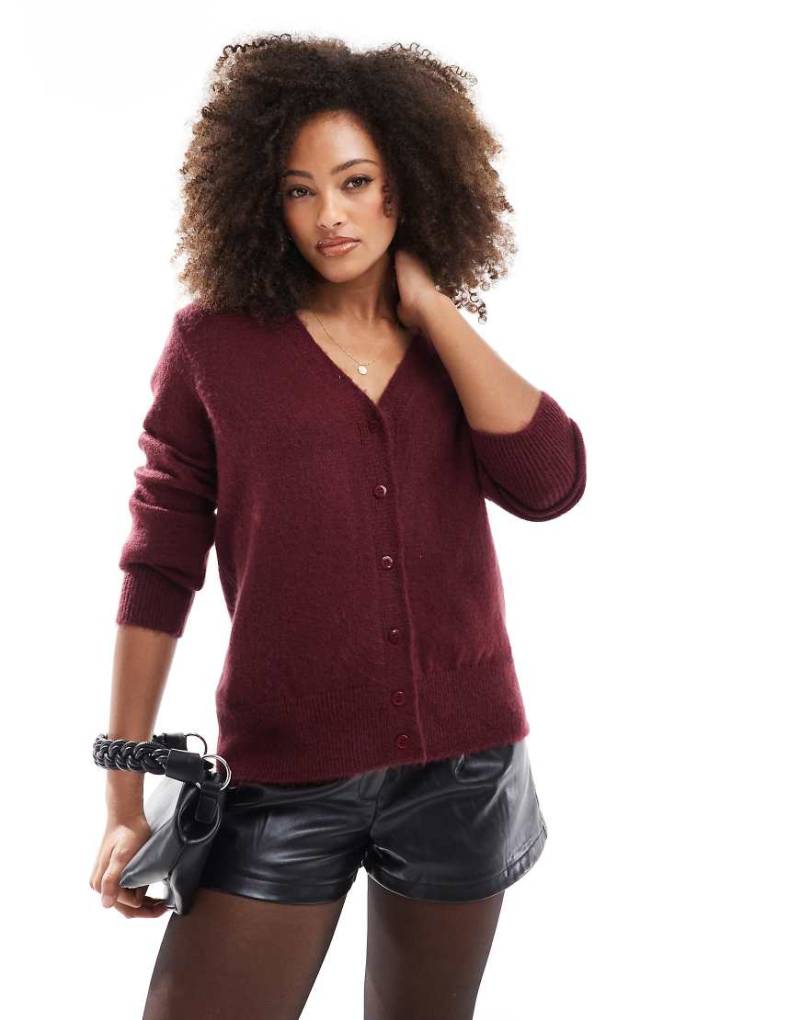 ASOS DESIGN - Oversize-Strickjacke in Burgunderrot mit V-Ausschnitt von ASOS DESIGN