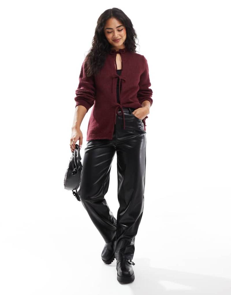 ASOS DESIGN - Oversize-Strickjacke in Burgunderrot mit gebundener Vorderseite von ASOS DESIGN