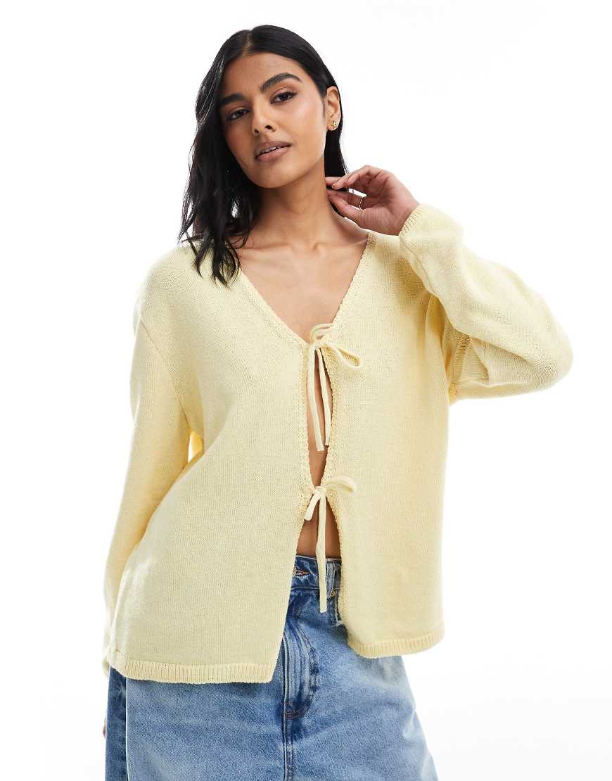 ASOS DESIGN - Oversize-Strickjacke in Buttermilch-Gelb mit gebundener Vorderseite und V-Ausschnitt von ASOS DESIGN