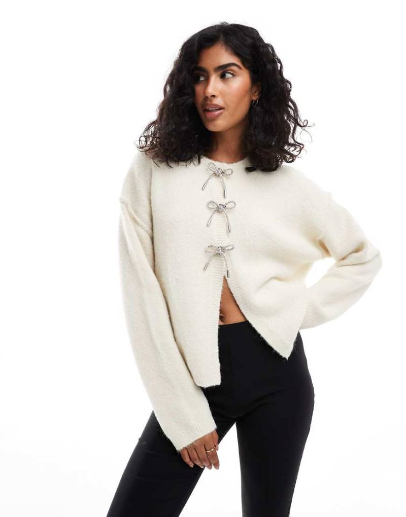 ASOS DESIGN - Oversize-Strickjacke in Creme mit Rundhalsausschnitt und strassbesetzten Schleifenknöpfen-Weiß von ASOS DESIGN