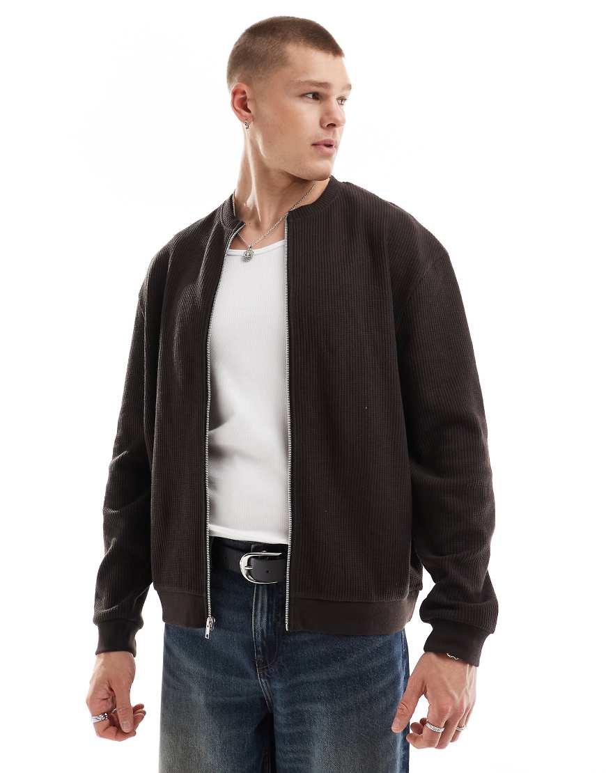 ASOS DESIGN - Oversize-Strickjacke in Dunkelbraun mit Waffelstruktur ASOS DESIGN - Oversize-Strickjacke in Dunkelbraun mit Waffelstruktur von ASOS DESIGN