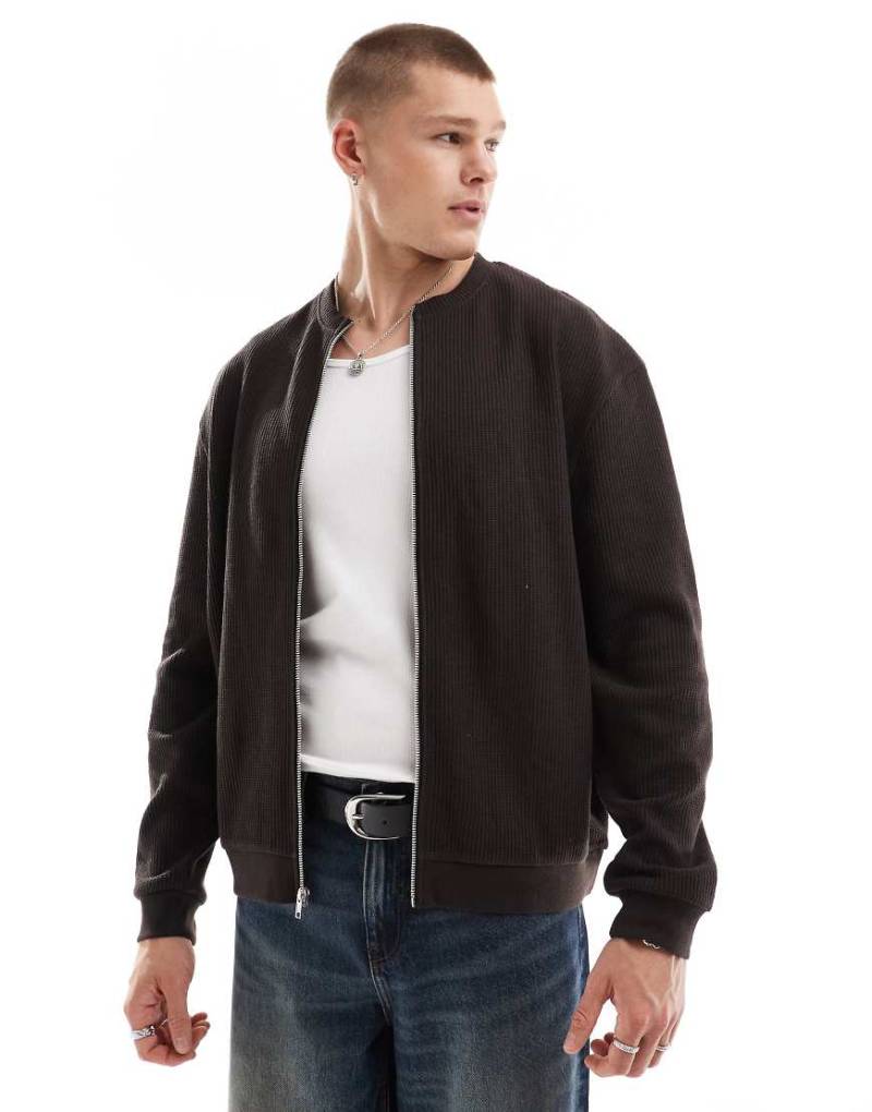 ASOS DESIGN - Oversize-Strickjacke in Dunkelbraun mit Waffelstruktur von ASOS DESIGN