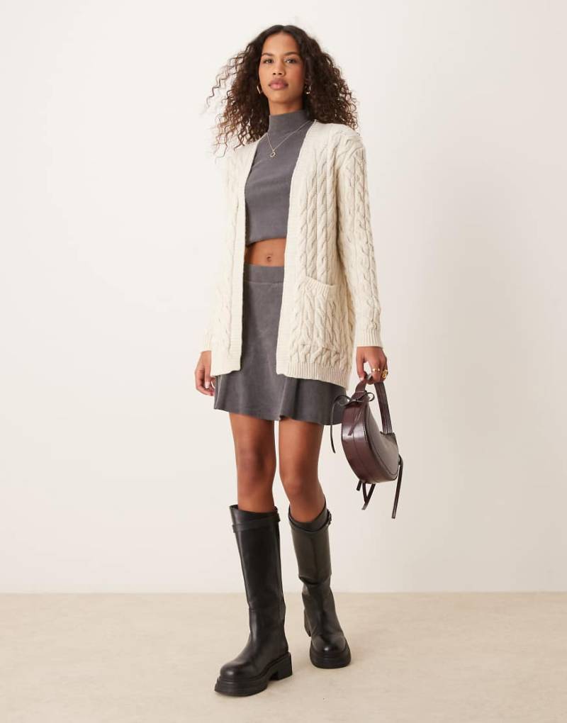 ASOS DESIGN - Oversize-Strickjacke in Elfenbeinweiß mit Zopfmuster von ASOS DESIGN