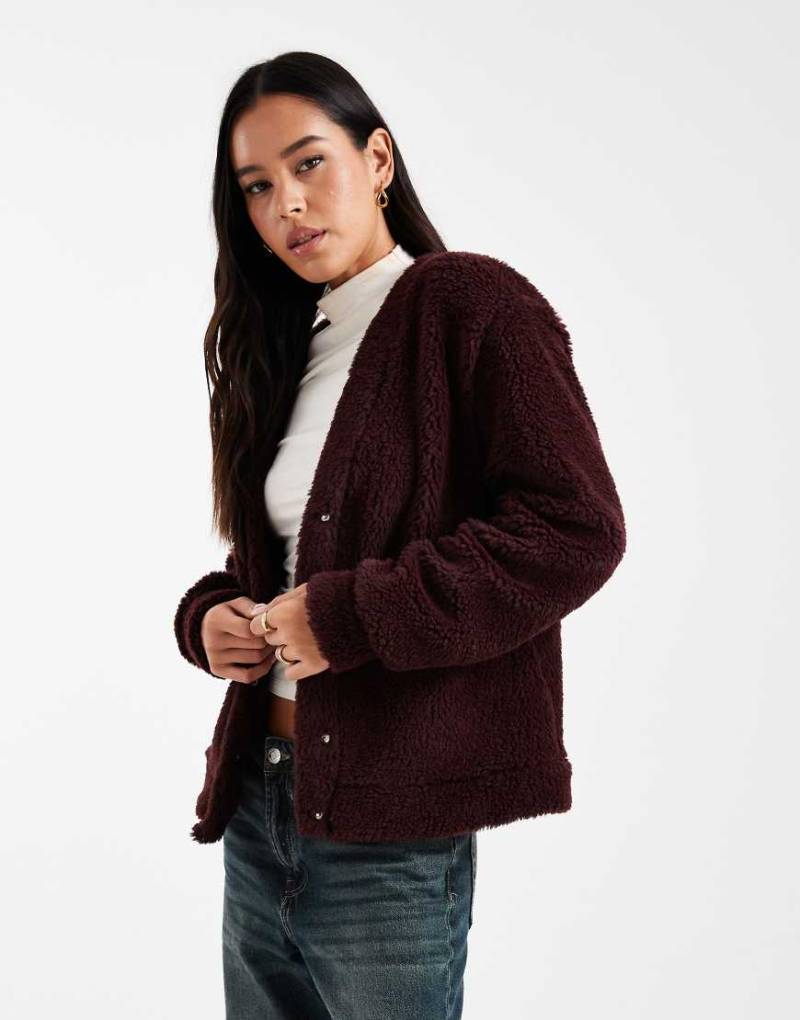 ASOS DESIGN - Oversize-Strickjacke mit Longline-Schnitt aus Teddy-Fleece in Feigenblau-Bunt von ASOS DESIGN