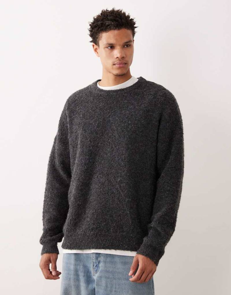 ASOS DESIGN - Oversize-Strickpullover aus Bouclé in Grau mit Rundhalsausschnitt von ASOS DESIGN
